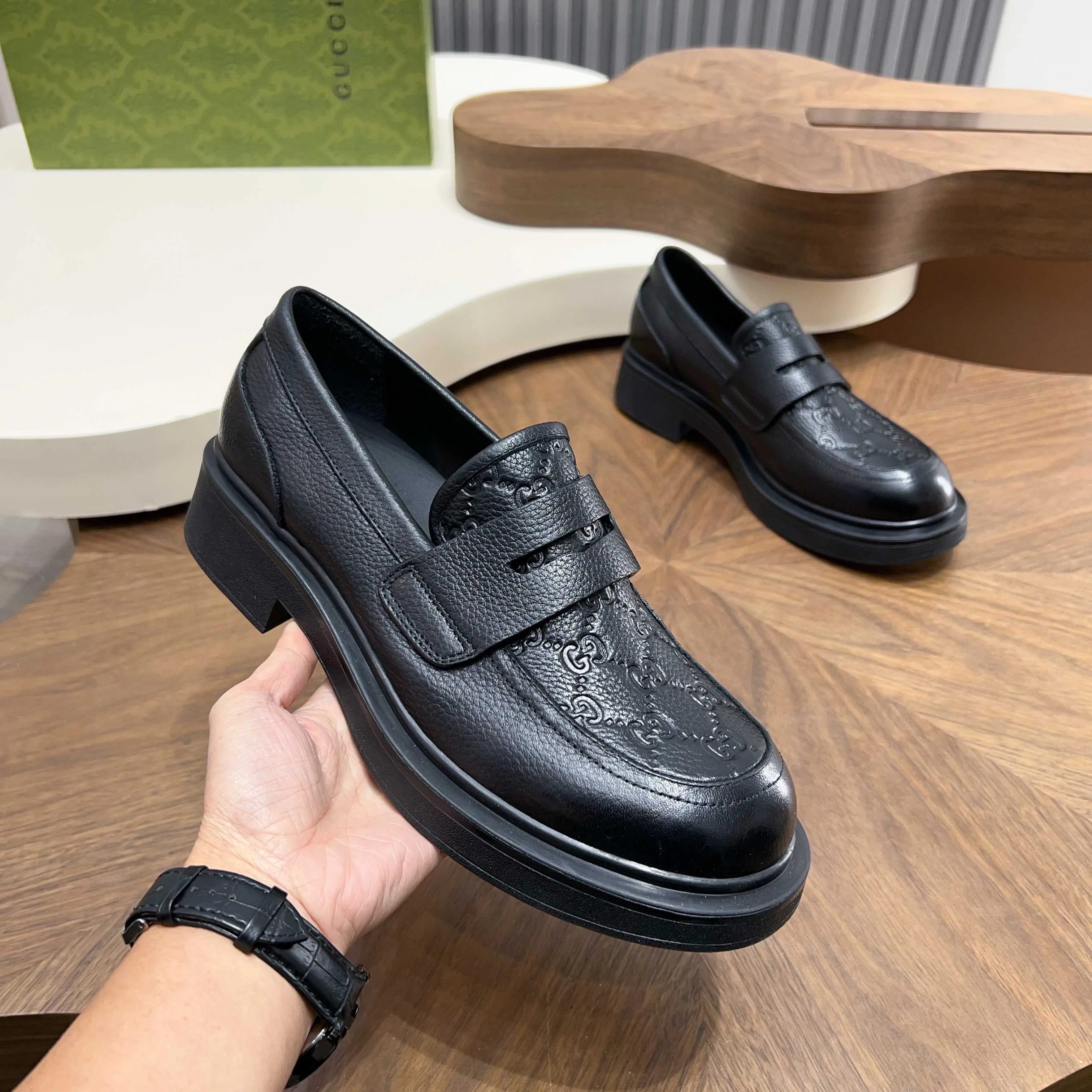 💰780 Gucci/Gucci new men’s lace-up shoes with GG details, matte cow leather derby shoes! The design of this men's lace-up shoe is rooted in the brand's heritage. Crafted from premium waxed cow leather, it is embellished with GG printed embossed suede leather details, a nod to Gucci's iconic monogram. The rubber sole decorated with GG pattern adds a touch of modern fashion to this design. Typical three-joint style design. European and American classic version, full calfskin lining. The overall upper texture is soft and the lining is comfortable and breathable. 2CM thickened soft rubber sole, easy to control. Versatile and stylish upper foot, multiple colors available to meet different matching needs, complete package! Size: 39-40-41-42-43-44 leather shoe size (38.45.46 can be customized)